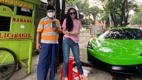 Sesekali Denise tak segan makan di kaki lima. Seperti ketika ia mencoba gado-gado Ciragil Mang Nanang.
