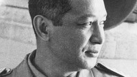 Kedua ada Soeharto atau Presiden kedua Republik Indonesia. Beliau lahir di Kemusuk, Yogyakarta, tanggal 8 Juni 1921. Bapaknya bernama Kertosudiro seorang petani yang juga sebagai pembantu lurah dalam pengairan sawah desa, sedangkan ibunya bernama Sukirah.  