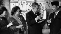 Momen Presiden Soeharto saat baru terpilih menjadi Presiden disambut oleh Perdana Menteri Jepang Eisaku Sato di Tokyo, Jepang, pada tahun 1967. Keystone/Getty Images  