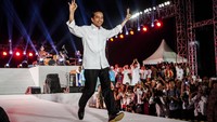 Terakhir adalah Presiden Joko Widodo yang disebutkan lahir pada tanggal 21 Juni 1961 di kota Solo. Dia berasal dari keluarga yang cukup sederhana. Akan tetapi dengan kerja keras, membuat pria ini bisa sukses. Getty Images/Ulet Ifansasti  