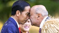 Momen Presiden Joko Widodo disambut engan hongi oleh Kaumatua, Profesor Piri Sciascia, saat Upacara Penyambutan di Government House di Wellington, Selandia Baru, pada tahun 2018. Hagen Hopkins/Getty Images  