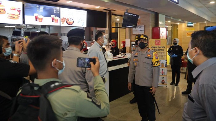 Dianggap Langgar Protkes Gerai Makan Cepat Saji Kediri Ditutup Paksa dan Disegel 3x 24 Jam