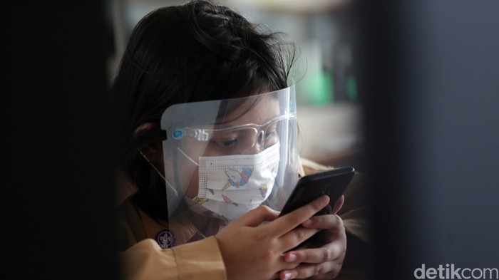Siswa Siswi sekolah dasar kelas 5 menjalani ujian Penilaian Akhir Tahun secara tatap muka dengan mengunakan gawai di Sekolah Dasar Negeri 07 Pagi Malaka Jaya, Jakarta Timur, Rabu (9/6/2021).