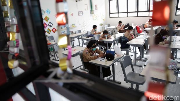 Siswa Siswi sekolah dasar kelas 5 menjalani ujian Penilaian Akhir Tahun secara tatap muka dengan mengunakan gawai di Sekolah Dasar Negeri 07 Pagi Malaka Jaya, Jakarta Timur, Rabu (9/6/2021).