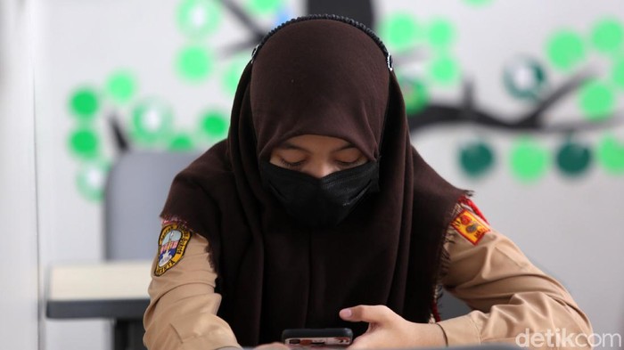 Siswa Siswi sekolah dasar kelas 5 menjalani ujian Penilaian Akhir Tahun secara tatap muka dengan mengunakan gawai di Sekolah Dasar Negeri 07 Pagi Malaka Jaya, Jakarta Timur, Rabu (9/6/2021).