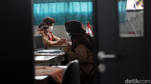 Siswa Siswi sekolah dasar kelas 5 menjalani ujian Penilaian Akhir Tahun secara tatap muka dengan mengunakan gawai di Sekolah Dasar Negeri 07 Pagi Malaka Jaya, Jakarta Timur, Rabu (9/6/2021).