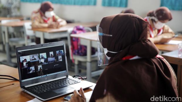 Siswa Siswi sekolah dasar kelas 5 menjalani ujian Penilaian Akhir Tahun secara tatap muka dengan mengunakan gawai di Sekolah Dasar Negeri 07 Pagi Malaka Jaya, Jakarta Timur, Rabu (9/6/2021).
