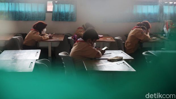 Siswa Siswi sekolah dasar kelas 5 menjalani ujian Penilaian Akhir Tahun secara tatap muka dengan mengunakan gawai di Sekolah Dasar Negeri 07 Pagi Malaka Jaya, Jakarta Timur, Rabu (9/6/2021).