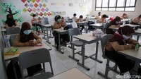 Siswa-siswi kelas 5 menjalani ujian Penilaian Akhir Tahun secara tatap muka di Sekolah Dasar Negeri 07 Pagi Malaka Jaya, Jakarta Timur, Rabu (9/6/2021).
