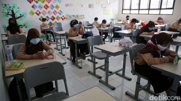 Siswa Siswi sekolah dasar kelas 5 menjalani ujian Penilaian Akhir Tahun secara tatap muka dengan mengunakan gawai di Sekolah Dasar Negeri 07 Pagi Malaka Jaya, Jakarta Timur, Rabu (9/6/2021).