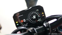 Ducati Streetfighter sudah menggunakan model instrumen kluster digital yang berwarna dan bisa menampilkan banyak sekali informasi tentang motor. Selain itu, untuk menggunakan fitur pengontrol traksi, mode berkendara, dan fitur keamanan berkendara lainnya semua bisa diakses melalui layar instrumen kluster ini. Foto: Muhammad Hafizh Gemilang