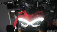 Ducati Streetfighter V4S ini merupakan barang baru dan langka di Indonesia. Saat ini tercatat, Ducati Streetfighter V4S yang viral kemarin adalah satu-satunya Streetfighter V4S yang legal di Indonesia. Ducati Indonesia menjual motor naked ini dengan harga Rp 909 Juta dalam status off the road. Harganya bisa lebih dari Rp 1 Miliar jika dibeli dalam status on the road DKI Jakarta. Foto: Muhammad Hafizh Gemilang