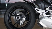 Selain penggunaan sok Ohlins, untuk tipe V4S ini Ducati Streetfighter juga dibekali dengan pelek spesial dari pabrikan Marchesini. Pelek ini merupakan pelek ukuran 17 inci yang dibalut dengan ban Pirelli Diablo Rosso. Foto: Muhammad Hafizh Gemilang