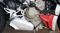 Mesin yang digendong oleh Ducati Streetfighter V4S ini adalah mesin V4 berkubikasi 1.103cc. Ducati mengklaim, Streetfighter V4S ini dapat mengeluarkan tenaga sebesar 208 HP di putaran mesin 13.000 RPM dan torsi 123 Nm di putaran mesin 11.500 RPM. Di atas kertas, tenaga segini sama dengan sekitar 23 kali lipat dari tenaga Honda Beat standar. Foto: Muhammad Hafizh Gemilang  