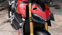 Tampak depan Ducati Streetfighter V4S yang semakin sangar dengan hadirnya sok teleskopik terbalik dari vendor Ohlins. Sok Ohlins ini hanya tersedia untuk varian V4S. Foto: Muhammad Hafizh Gemilang