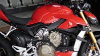 Dari samping, tampilan Ducati Streetfighter V4S ini tampak berotot berkat penggunaan model tangki yang diselimuti oleh shroud dan winglet yang sama dengan yang digunakan di Ducati Panigale. Foto: Muhammad Hafizh Gemilang