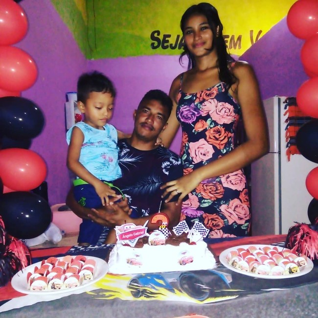 Kami sering mendapat komentar di jalan dari orang-orang ketika berjalan bersama. Aku tidak lagi jadi pusat perhatian karena kami punya anak yang cantik. Angelo sudah setinggai tiga kaki tiga inci (99 cm) di usia tiga tahun tapi aku tidak berpikir dia akan setinggi aku karena itu bukan keturunan, lanjutnya. Foto: Instagram @elisane_oficial