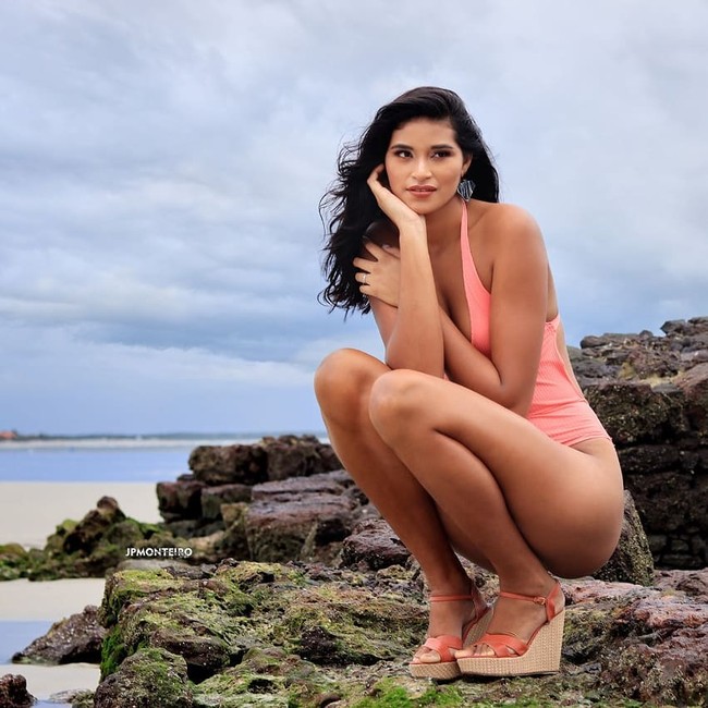 Selain karena suaminya, Elisa juga mengaku mulai percaya diri setelah melakukan serangkaian pemotretan. Meski masih tergolong baru, aktivitas barunya sebagai model membuatnya mencintai diri sendiri. Aku belajar untuk mencintai tinggiku yang unik dan tidak ada orang sepertiku dan aku pikir itu spesial. Aku menemukan pria baik untuk dicintai, anak yang hebat, keluarga yang baik, dan bersyukur Tuhan mengajarkanku untuk menghadapi masalah ini. Jangan biarkan komentar orang mempengaruhi hidupmu, katanya. Foto: Instagram @elisane_oficial