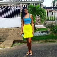 Aku ingin mengunci diriku sendiri di rumah karena merasa muak dengan komentar dan perkataan yang menyakitkan yang terus saja dilontarkan orang padaku. Aku memutuskan untuk menyerah dan itu keputusan tersulit yang pernah aku buat karena aku ingin melanjutkan studi, tapi aku tahu tidak akan tahan di lingkungan itu, kata Elisa. Foto: Instagram @elisane_oficial