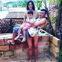 Aku jatuh cinta padanya dalam banyak hal karena dia orang pertama yang memperlakukanku seperti manusia dan bukan orang aneh. Walaupun jelas ada perbedaan tinggi badan, kami tidak melihatnya sebagai masalah karena kami hanya mencintai satu sama lain apa adanya dan tidak ingin mengubah apapun, tutur Elisa. Foto: Instagram @elisane_oficial