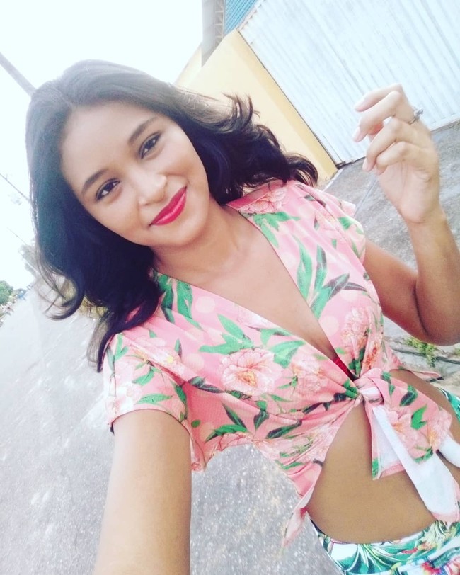 Eliana Silva disebut sebagai wanita tertinggi di Brasil. Model tersebut punya tubuh menjulang hingga lebih dari 2 meter atau tepatnya enam kaki delapan inci. Dianggap terlalu tinggi, Eliana tentu pernah tidak percaya diri dengan penampilan. Ia pun mengaku mulai menerima kelebihan tersebut setelah menikah dengan pria yang lebih pendek. Foto: Instagram @elisane_oficial