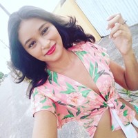 Eliana Silva disebut sebagai wanita tertinggi di Brasil. Model tersebut punya tubuh menjulang hingga lebih dari 2 meter atau tepatnya enam kaki delapan inci. Dianggap terlalu tinggi, Eliana tentu pernah tidak percaya diri dengan penampilan. Ia pun mengaku mulai menerima kelebihan tersebut setelah menikah dengan pria yang lebih pendek. Foto: Instagram @elisane_oficial