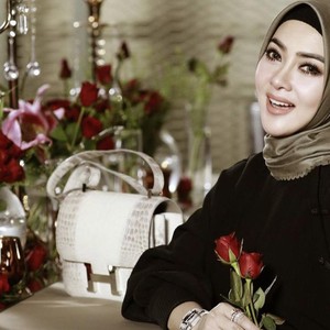 7 Gaya Syahrini yang Kini Mantap Berhijab Setelah Mudik ke Jepang 7 Gaya Syahrini yang Kini Mantap Berhijab Setelah Mudik ke Jepang