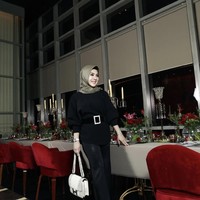 Syahrini tampil dengan gaya monokrom saat berpose di salah satu restoran milik suaminya Reino Barack. Dia bergaya dengan hijab dari brandnya sendiri Fatimah Syahrini. Foto: Dok. Instagram @princessyahrini.