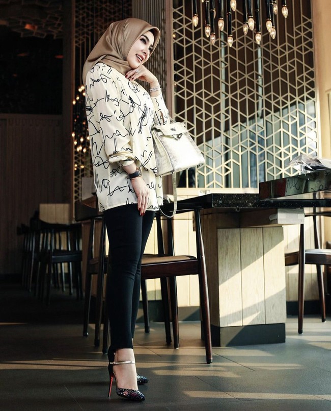 Bagi Syahrini, penampilan terbarunya kini adalah bagian dari metamorfosa dirinya dari zaman dahulu. Ia harus menyesuaikan sebagai istri dan menantu yang baik. Semua bermetamorfosa, zaman usia 20 tahunan pakai baju yang pendek. Proses hijrahnya seseorang seiring berjalannya waktu bertambahnya umur pasti akan berubah. Termasuk status kita menjadi seorang istri, anak, menantu dan pebisnis, jelasnya seperti dikutip dari YouTube Cumicumi.com. Foto: Dok. Instagram @princessyahrini.