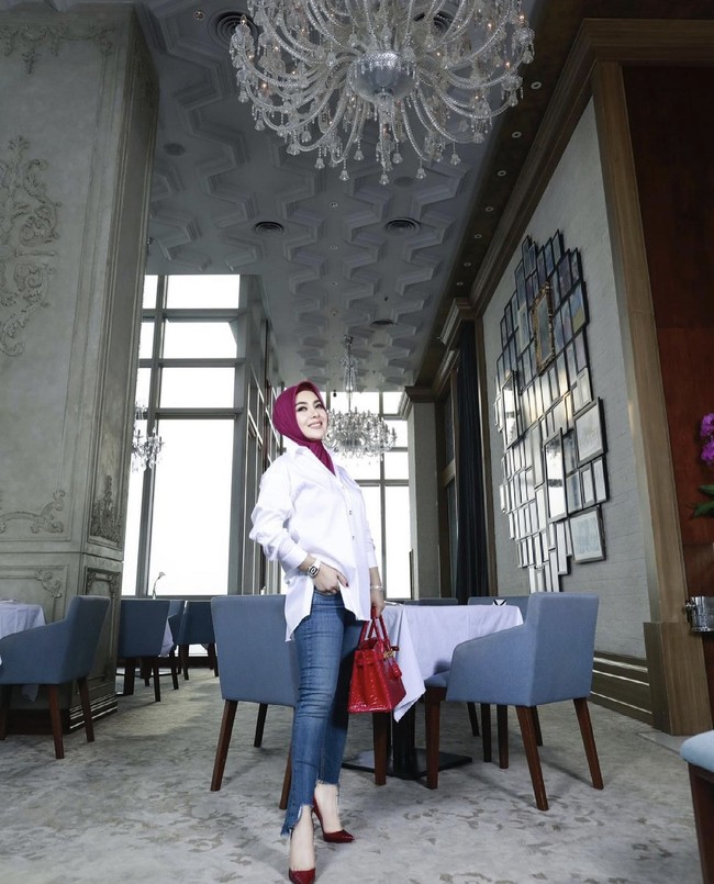 Syahrini memilih hijab segi empat untuk gaya hijabnya sehari-hari.  Gaya hijabnya pun simpel hanya dililit rapi ke belakang. Ia juga mengaku sudah terbiasa memakai hijab. Aku sudah terbiasa memakai hijab. Ketika di pesawat aku sering memakai scarf biar terasa lebih hangat. Jadi udah terbiasa menutup kepala bedanya sekarang lebih rapat aja, tuturnya. Foto: Dok. Instagram @princessyahrini.