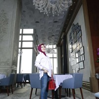 Syahrini memilih hijab segi empat untuk gaya hijabnya sehari-hari.  Gaya hijabnya pun simpel hanya dililit rapi ke belakang. Ia juga mengaku sudah terbiasa memakai hijab. Aku sudah terbiasa memakai hijab. Ketika di pesawat aku sering memakai scarf biar terasa lebih hangat. Jadi udah terbiasa menutup kepala bedanya sekarang lebih rapat aja, tuturnya. Foto: Dok. Instagram @princessyahrini.