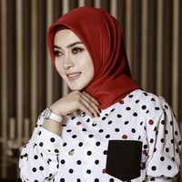 Semenjak menjalani liburan panjang selama empat bulan di Jepang bersama suaminya, Reini Barack, Syahrini muncul dengan penampilan barunya, yaitu memakai hijab. Syahrini memakai hijab segi empat merah yang hanya ia ikat rapi ke belakang dan dipadu dengan kemeja polkadot putih hitam.  Foto: Dok. Instagram @princessyahrini.