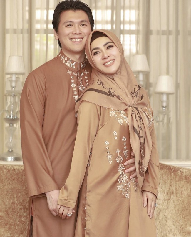 Tak kalah dari sang adik, suami dari Syahrini, Reino Barack juga memberikan mahar yang jumlahnya fantastis saat keduanya menikah. Melangsungkan akad nikah di masjid Tokyo Camii, Jepang, Reino memberikan mahar kepada Syahrini berupa berlian dan kalung. Jika ditotal, diperkirakan jumlah mahar tersebut mencapai sekitar Rp 40 miliar. Foto: Dok. Instagram @princessyahrini.