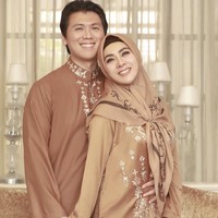 Tak kalah dari sang adik, suami dari Syahrini, Reino Barack juga memberikan mahar yang jumlahnya fantastis saat keduanya menikah. Melangsungkan akad nikah di masjid Tokyo Camii, Jepang, Reino memberikan mahar kepada Syahrini berupa berlian dan kalung. Jika ditotal, diperkirakan jumlah mahar tersebut mencapai sekitar Rp 40 miliar. Foto: Dok. Instagram @princessyahrini.