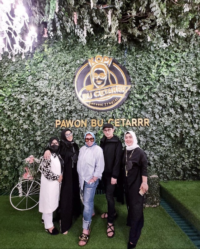 Wanita yang bernama lengkap Rini Fatimah Jaelani ini sudah mantap berhijab. Di akun Instagramnya @princessyahrini, ia mulai mengenakan hijab sejak Mei 2021, setelah kembali dari mudik ke kampung halaman Reino Barack di Jepang. Syahrini tampak berfoto bersama adik dan sahabat dekatnya dengan memakai hijab segi empat dan abaya hitam. Foto: Dok. Instagram @princessyahrini.