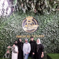 Wanita yang bernama lengkap Rini Fatimah Jaelani ini sudah mantap berhijab. Di akun Instagramnya @princessyahrini, ia mulai mengenakan hijab sejak Mei 2021, setelah kembali dari mudik ke kampung halaman Reino Barack di Jepang. Syahrini tampak berfoto bersama adik dan sahabat dekatnya dengan memakai hijab segi empat dan abaya hitam. Foto: Dok. Instagram @princessyahrini.