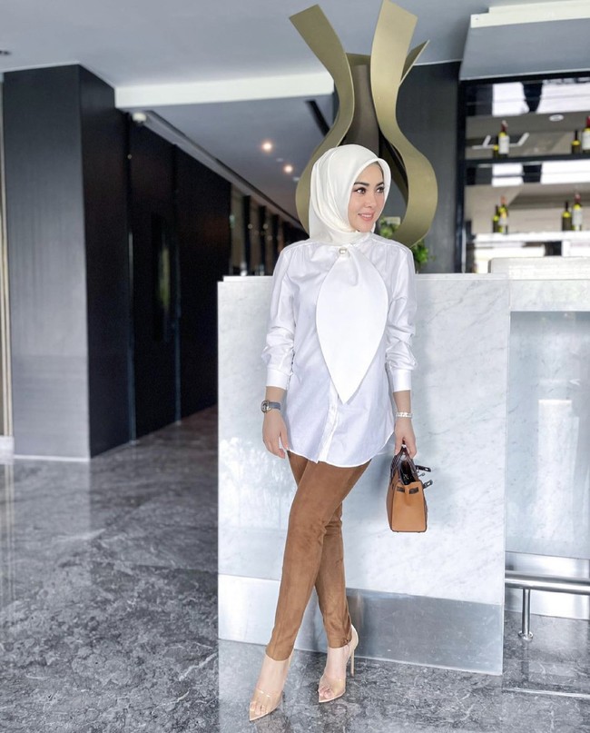 Berhijab, pelantun Kau Yang Memilih Aku ini tetap tampil glamour dan cetar khasnya. Lewat akun Youtube Cumicumi, Syahrini mengungkapkan berhijab merupakan prosesnya untuk belajar menjadi manusia yang lebih baik dan istiqomah. Foto: Dok. Instagram @princessyahrini.