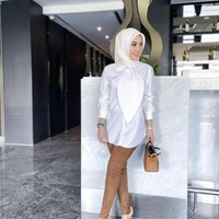 Berhijab, pelantun Kau Yang Memilih Aku ini tetap tampil glamour dan cetar khasnya. Lewat akun Youtube Cumicumi, Syahrini mengungkapkan berhijab merupakan prosesnya untuk belajar menjadi manusia yang lebih baik dan istiqomah. Foto: Dok. Instagram @princessyahrini.