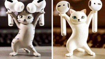 Si kucing tampak bergoyang jadi tempat simpan earbuds. Foto: Brightside