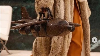 Sompet dengan model pesawat terbang. Foto: Brightside