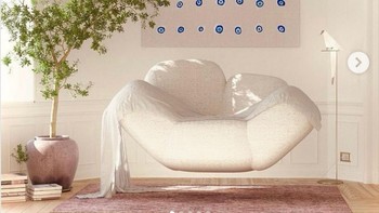 Kursi awan yang tampak melayang di udara. Foto: Brightside