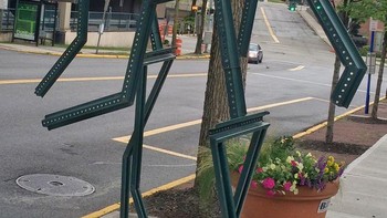 Rambu penyeberangan pejalan kaki ini terlihat seperti pejalan kaki yang menyeberang jalan. Foto: Brightside