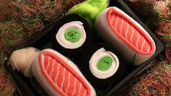Sekotak kaus kaki yang terlihat seperti piring dengan sushi. Foto: Brightside