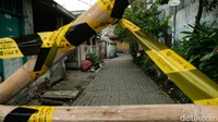 Ada 3 akses keluar-masuk gang, dan 2 di antaranya digaris kuning hitam bertuliskan Satpol PP Kota Tangerang.  
