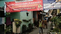Pihak Satgas COVID-19 yang terdiri dari unsur pemerintah, polisi, TNI, dan Satpol PP wara-wiri di Gang Bahagia.  