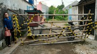 Beberapa warga menjalani isolasi mandiri di rumah, ada juga yang diisolasi di fasilitas kesehatan, dan dibawa ke rumah sakit.  