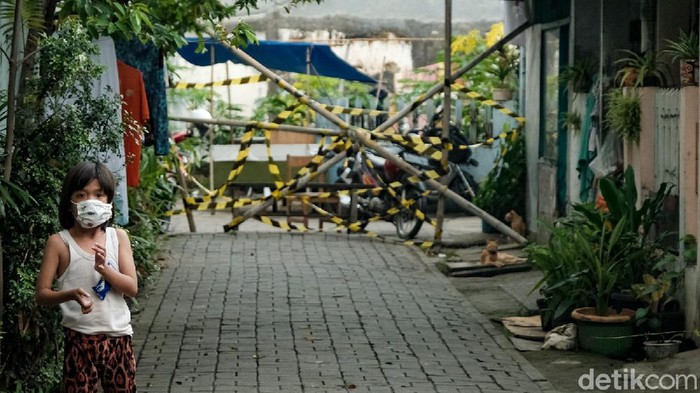 Gang di Tangerang Dilockdown Gegara Klaster COVID-19 Gang Bahagia di Kelurahan Gerendeng, Karawaci, Tangerang, dilockdown imbas puluhan warga positif COVID-19. Garis Satpol PP dipasang di akses keluar masuk gang.