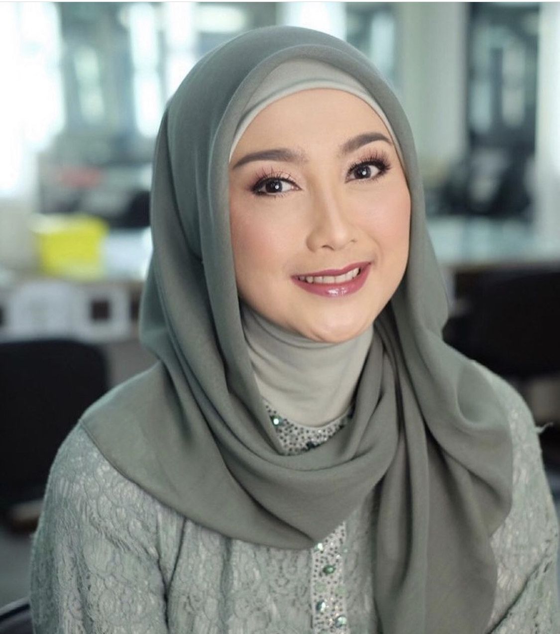 Gaya hijab desy ratnasari.