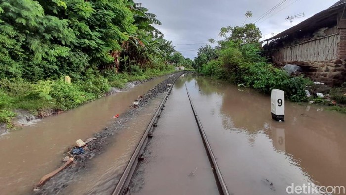 Banjir tak hanya menggenangi Kota Banyuwangi. Jalur kereta api (KA) menuju Kota Banyuwangi juga tergenang.