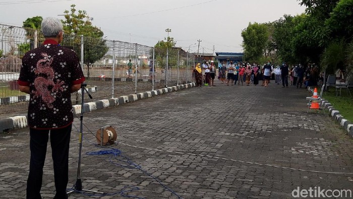 Gubernur Jateng Ganjar Pranowo menyapa pasien Corona asal Solo Raya yang menjalani isolasi di Asrama Haji Donohudan, Boyolali, Rabu (9/6/2021).